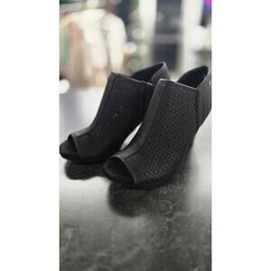 GIANI BERNINI Black Perforated Peep Toe Block Heel Booties Shooties
